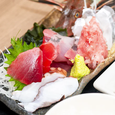 【横須賀】名もなき魚も極上の一皿に。佐島の仲買人が仕掛ける海鮮居酒屋「漁師小屋」